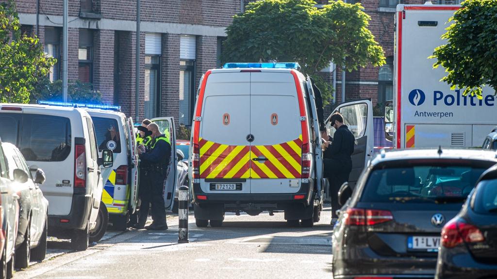 La police d'Anvers sur les lieux de la fusillade, lors de laquelle un homme est décédé. [AFP - JONAS ROOSENS]