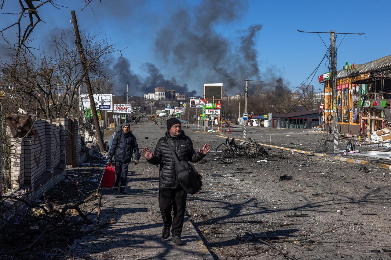 Les combats ont ravagé la localité d'Irpin, au nord-ouest de Kiev (image du 10 mars 2022). [Keystone - Roman Pilipey]