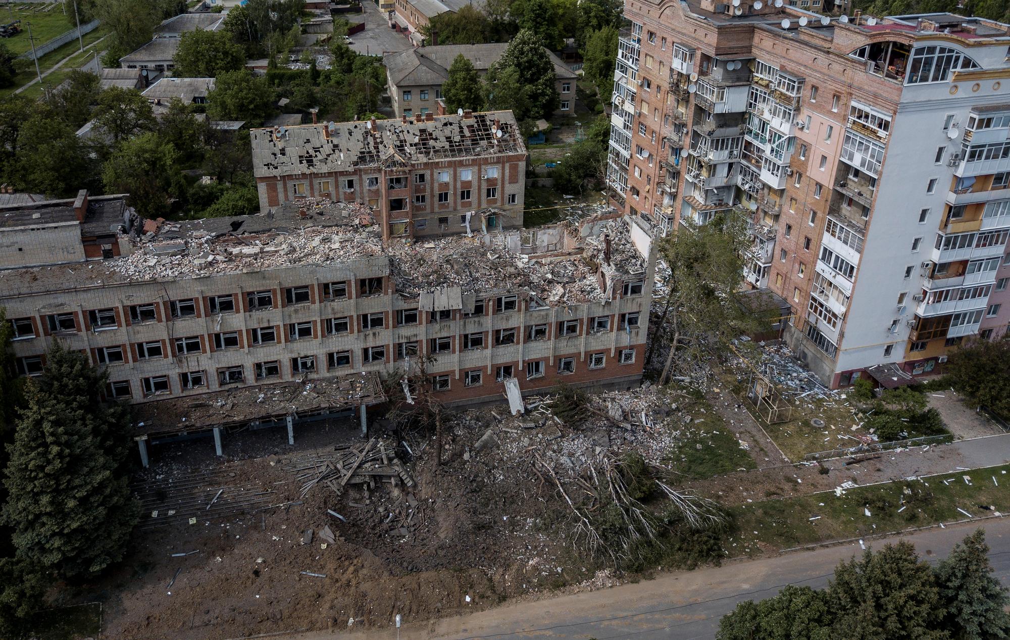 Un bâtiment détruit à Bakhmut, dans la région de Donetsk. [Reuters - Carlos Barria]
