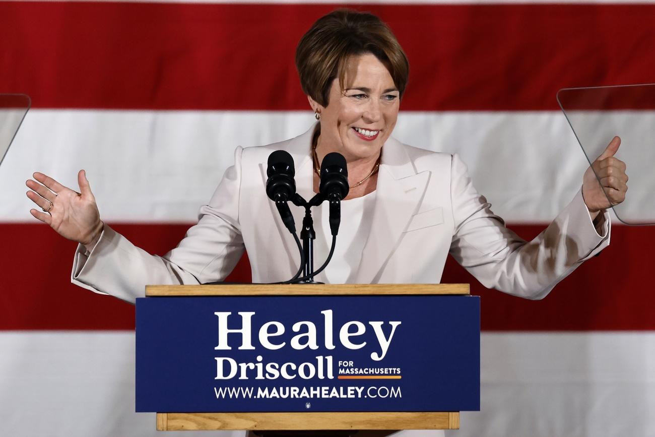 La démocrate Maura Healey est devenue la première gouverneure ouvertement lesbienne aux Etats-Unis. [Keystone - AP Photo/Michael Dwyer]