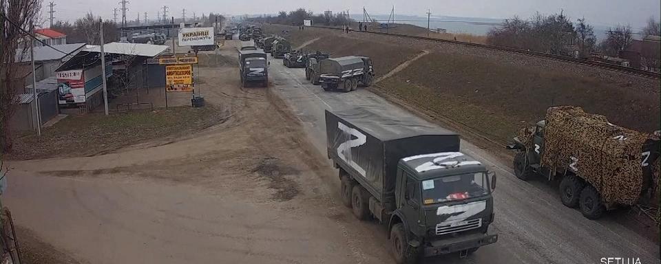 Troupes russes aux portes de la ville de Kherson, 25.02.2022. [EyePress/AFP]