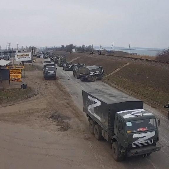 Troupes russes aux portes de la ville de Kherson, 25.02.2022. [EyePress/AFP]