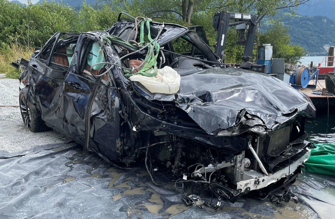 La voiture a été repêchée par deux grues au fond du lac des Quatre-Cantons. [Keystone - Kantonspolizei Schwyz]