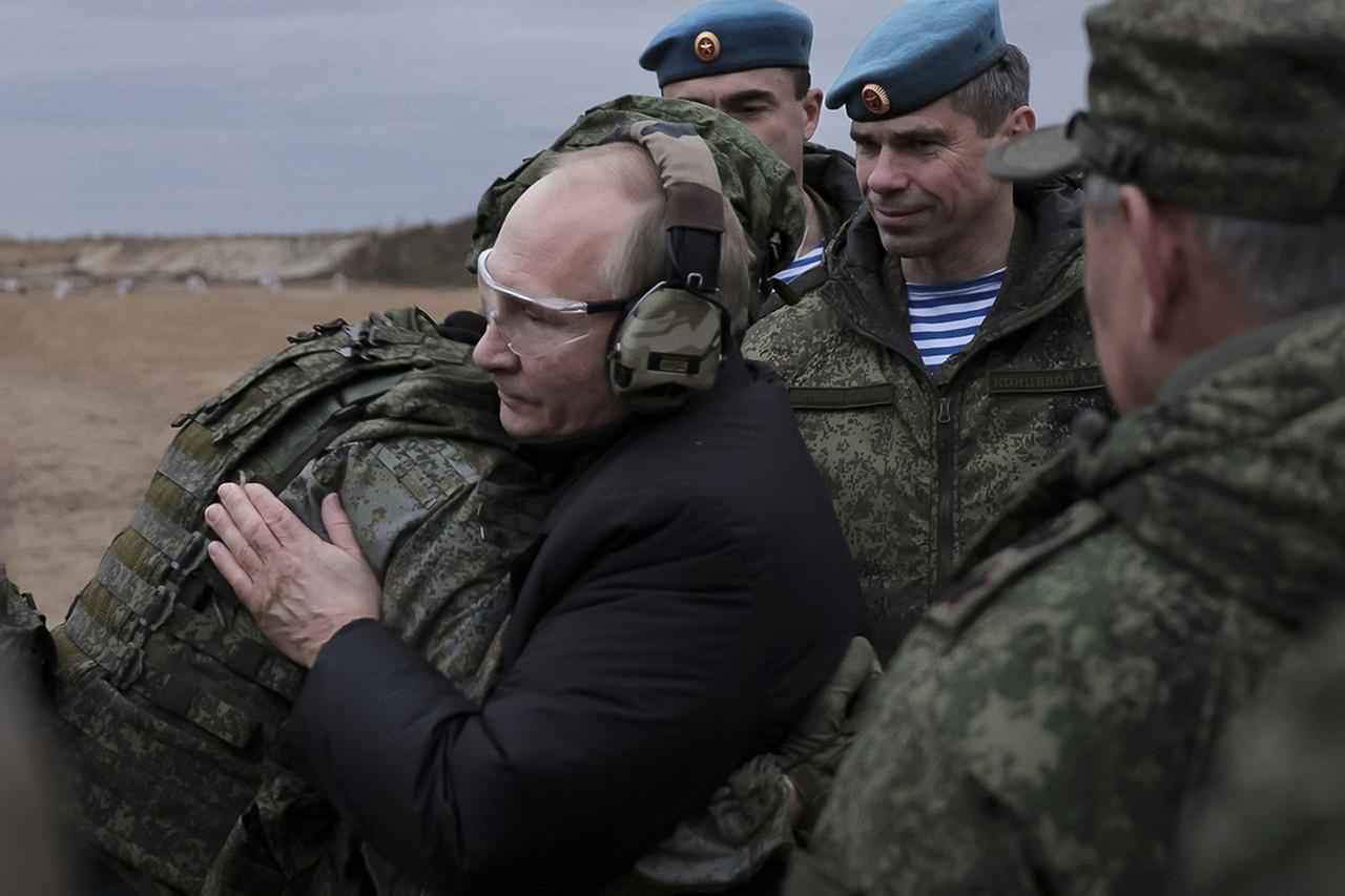 Jeudi 20 octobre: le président russe Vladimir Poutine embrasse un soldat alors qu'il visite un centre de formation militaire du district militaire de l'Ouest pour les réservistes mobilisés dans la région de Riazan, en Russie. [Keystone - Service de presse du ministère russe de la Défense via AP]