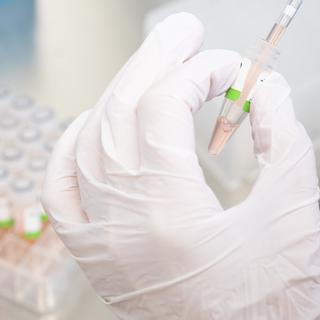 Les laboratoires médicaux peinent à suivre la forte demande de tests PCR. [Keystone - Julian Stratenschulte]