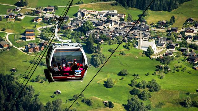 Les stations de montagnes sont toujours populaires auprès des touristes cet été. [KEYSTONE - Jean-Christophe Bott]