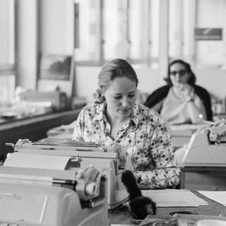 Des collaboratrices de l'Agence télégraphique suisse SDA travaillent à la rédaction à Berne sur des machines à écrire, photographiées le 13 janvier 1969. [KEYSTONE/PHOTOPRESS-ARCHIV - Joe Widmer]