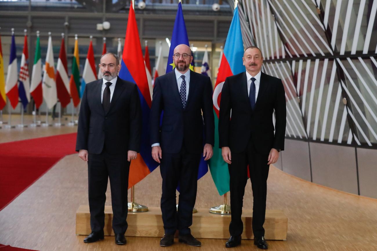 Le Premier ministre arménien, Nikol Pachinian, le président du Conseil européen Charles Michel et le président azerbaïdjanais, Ilham Aliev. [Keystone - EPA/Stéphanie Lecocq]