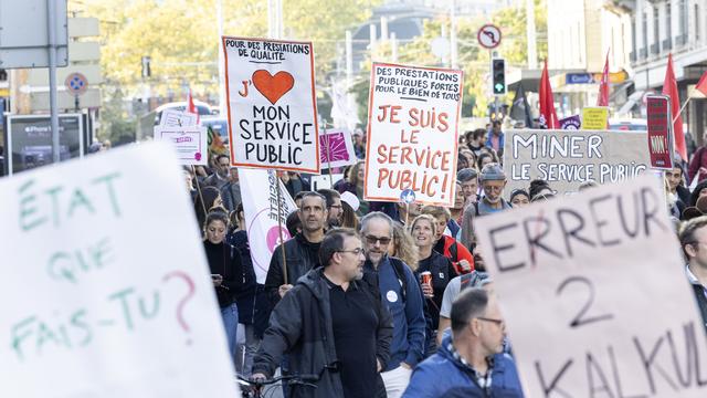 Les fonctionnaires de l'Etat de Genève manifestent dans les rues de la ville, lors de la grève de la fonction publique à l'appel du Cartel intersyndical, le mercredi 12 octobre 2022 à Genève [Keystone - Salvatore Di Nolfi]