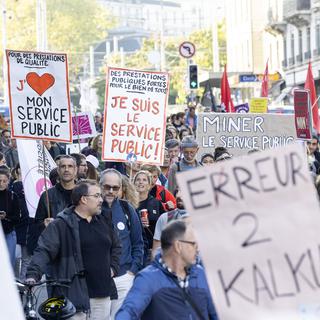 Les fonctionnaires de l'Etat de Genève manifestent dans les rues de la ville, lors de la grève de la fonction publique à l'appel du Cartel intersyndical, le mercredi 12 octobre 2022 à Genève [Keystone - Salvatore Di Nolfi]