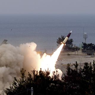 Tirs d'un missile ATACMS lors d'un exercice militaire en Corée du Sud (image d'illustration). [Keystone - South Korea Defense Ministry]