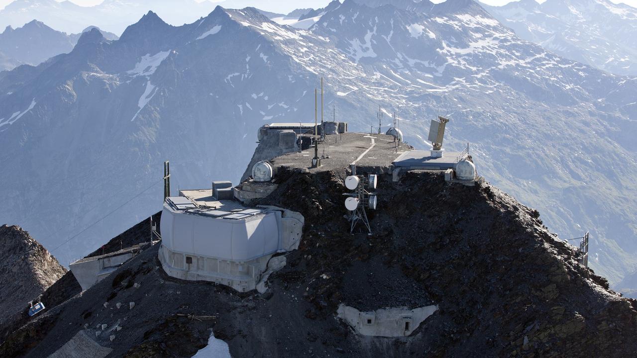 La station radar de l'armée suisse au sommet du Scopi, au-dessus du col du Lukmanier, entre les Grisons et le Tessin. [Keystone - Alessandro Della Bella]