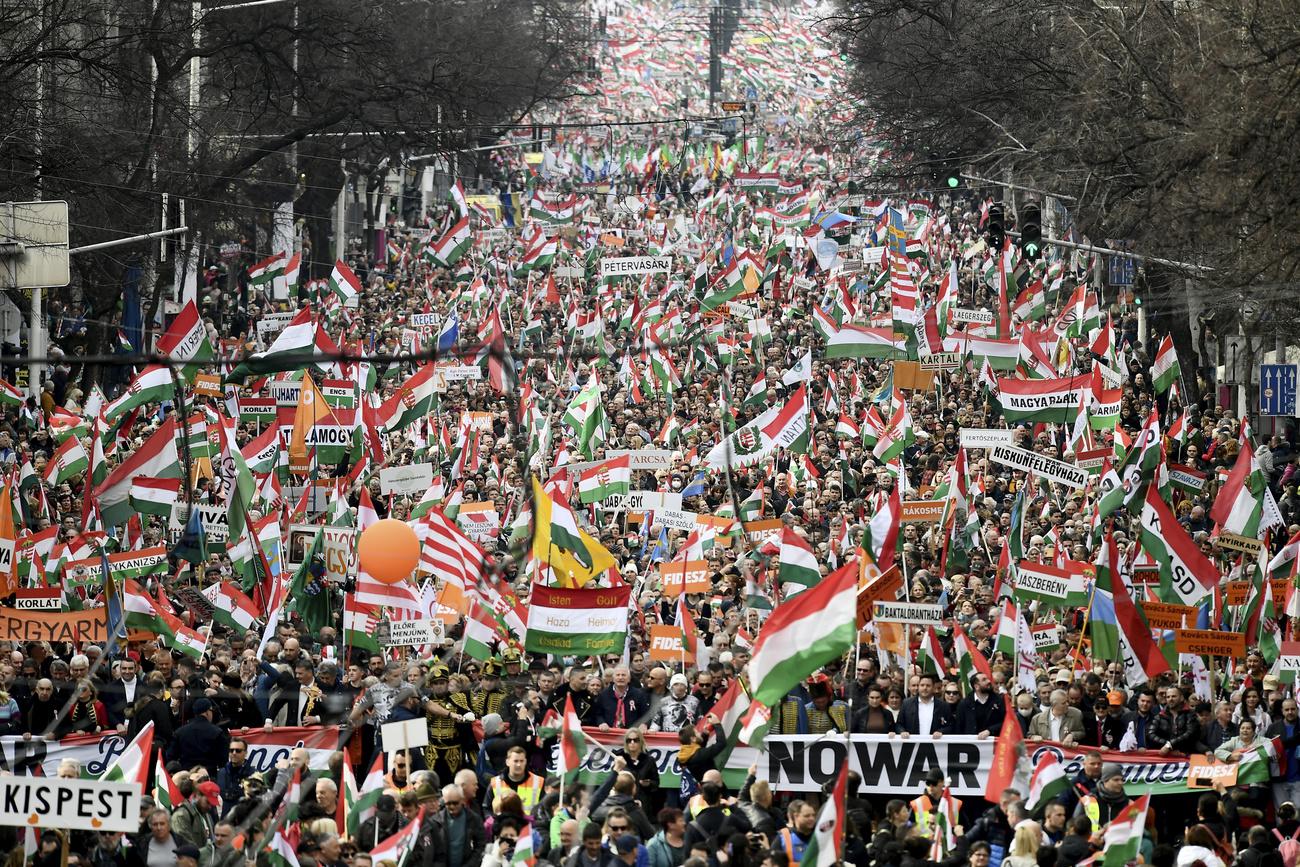 La marée des partisans de Viktor Orban, réunis sous les couleurs de la Hongrie et "pour la paix", le 15 mars 2022 à Budapest. [AP/Keystone - Anna Szilagyi]