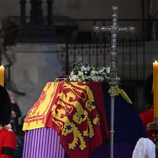 Le cercueil de la reine Elizabeth II à Westminster Hall. [KEYSTONE - Paul Ellis / AP]