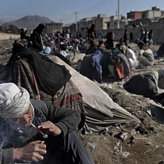 Des Afghans dépendants de l'héroïne et des méthamphétamines se rassemblent pour prendre de la drogue à Kaboul, en Afghanistan, le 14 décembre 2021. [KEYSTONE/EPA - Maxim Shipenkov]