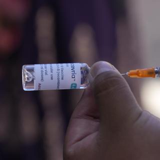 Une fiole du vaccin AstraZeneca contre le Covid-19. [Keystone - AP Photo/Juan Karita]