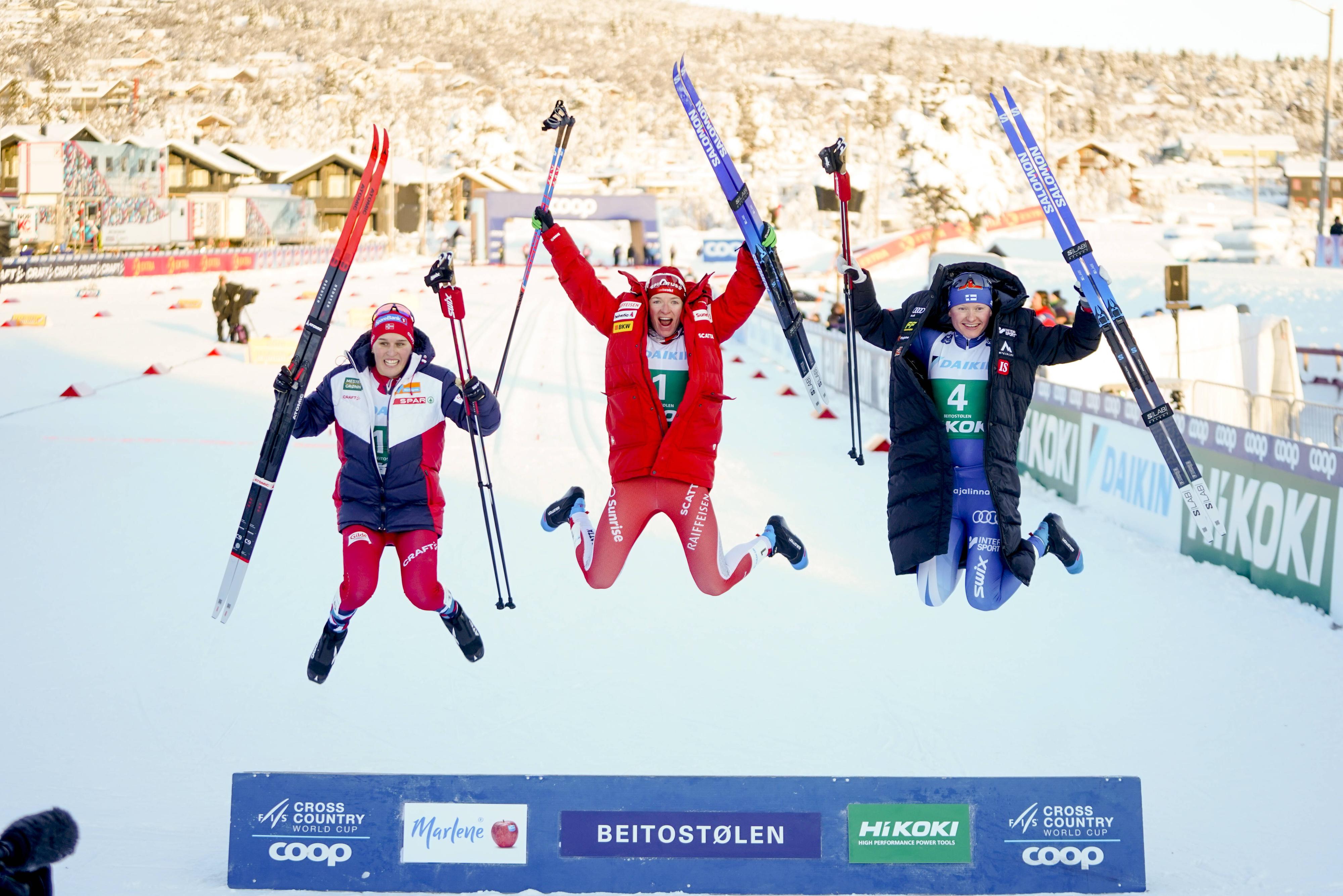 Nadine Fähndrich saute de bonheur sur le podium avec Johanna Matintalo et Lotta Udnes Weng. [IMAGO/NTB - Terje Pedersen - Imago]