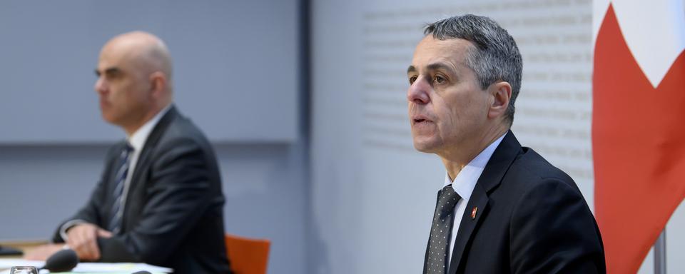 Mercredi 16 février: la Suisse franchit un "pas décisif et important" vers la normalité, indique le président de la Confédération Ignazio Cassis, accompagné du conseiller fédéral en charge de la Santé Alain Berset, en annonçant la fin de la quasi totalité des mesures sanitaires liées au coronavirus. [Keystone - Anthony Anex]