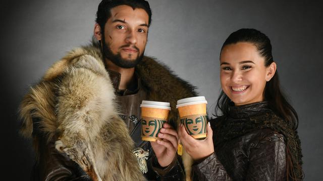 Cosplay: Game of Throne et Starbucks. [AFP - Mike Coppola / GETTY IMAGES NORTH AMERICA / Getty Images]