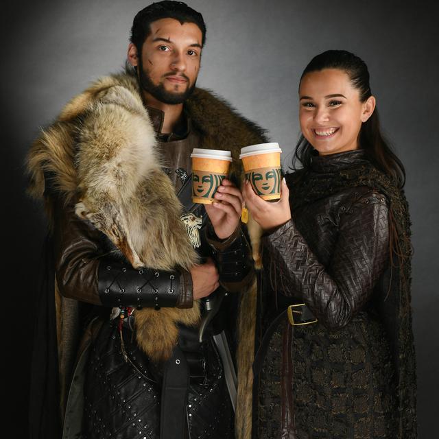 Cosplay: Game of Throne et Starbucks. [AFP - Mike Coppola / GETTY IMAGES NORTH AMERICA / Getty Images]