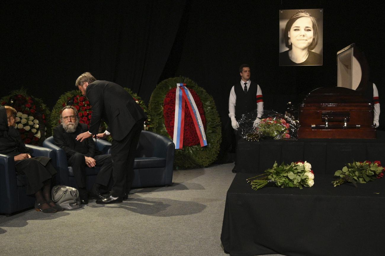 Le philosophe Alexandre Douguine lors des obsèques de sa fille Daria Douguina, tuée dans une attaque à la voiture piégée. [Keystone/AP Photo - Dmitry Serebryakov]