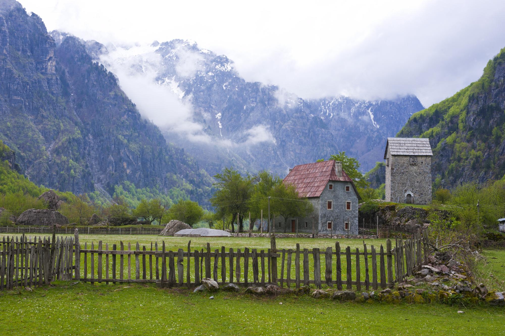 Les Alpes albanaises disposent d'un patrimoine architectural unique, fait de maisons en vieilles pierres. [AFP - Hektor Pustina]