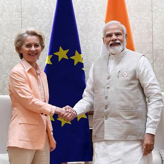 Le Premier ministre indien Narendra Modi avec la présidente de la Commission européenne Ursula von der Leyen lors d'une réunion à New Delhi, Inde, le 25 avril 2022. [EPA/INDIAN PRESS INFORMATION BUREAU]