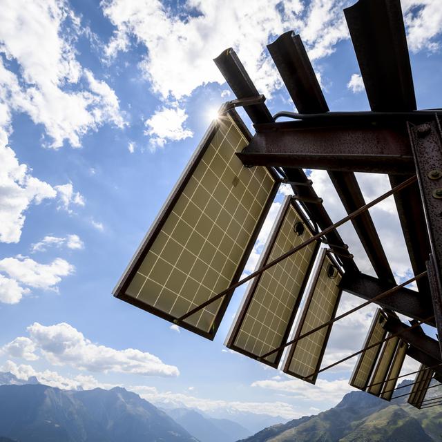 Des panneaux solaires installés sur des paravalanches dans les alpes valaisannes, à Bellwald. [KEYSTONE - Jean-Christophe Bott]