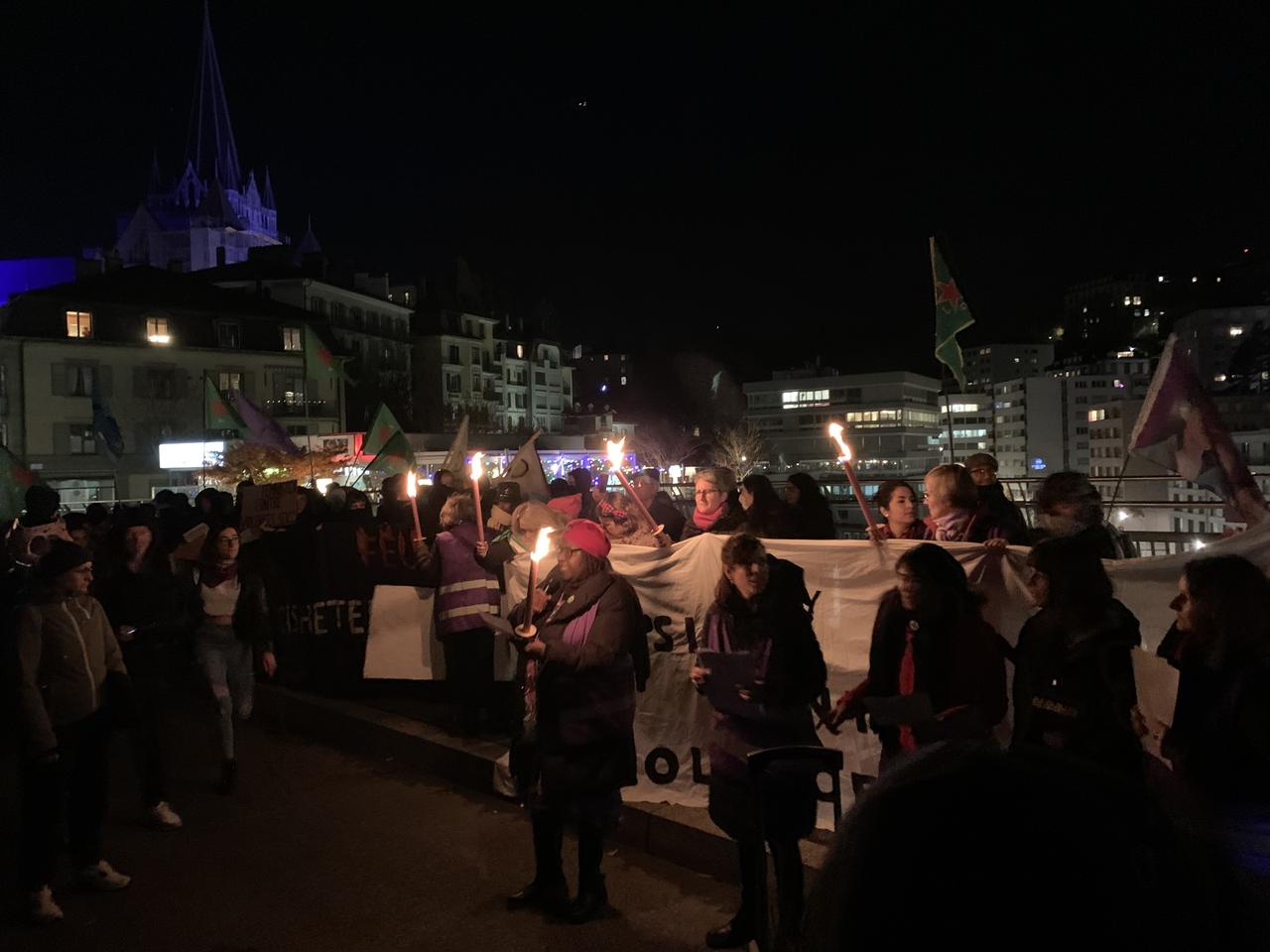 Les manifestantes et les manifestants se sont réunis sur le pont Bessières. [RTS - Martine Clerc]