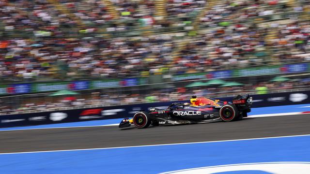 Max Verstappen passe dans le stadium du circuit de Mexico. [Hoch Zwei - Imago]