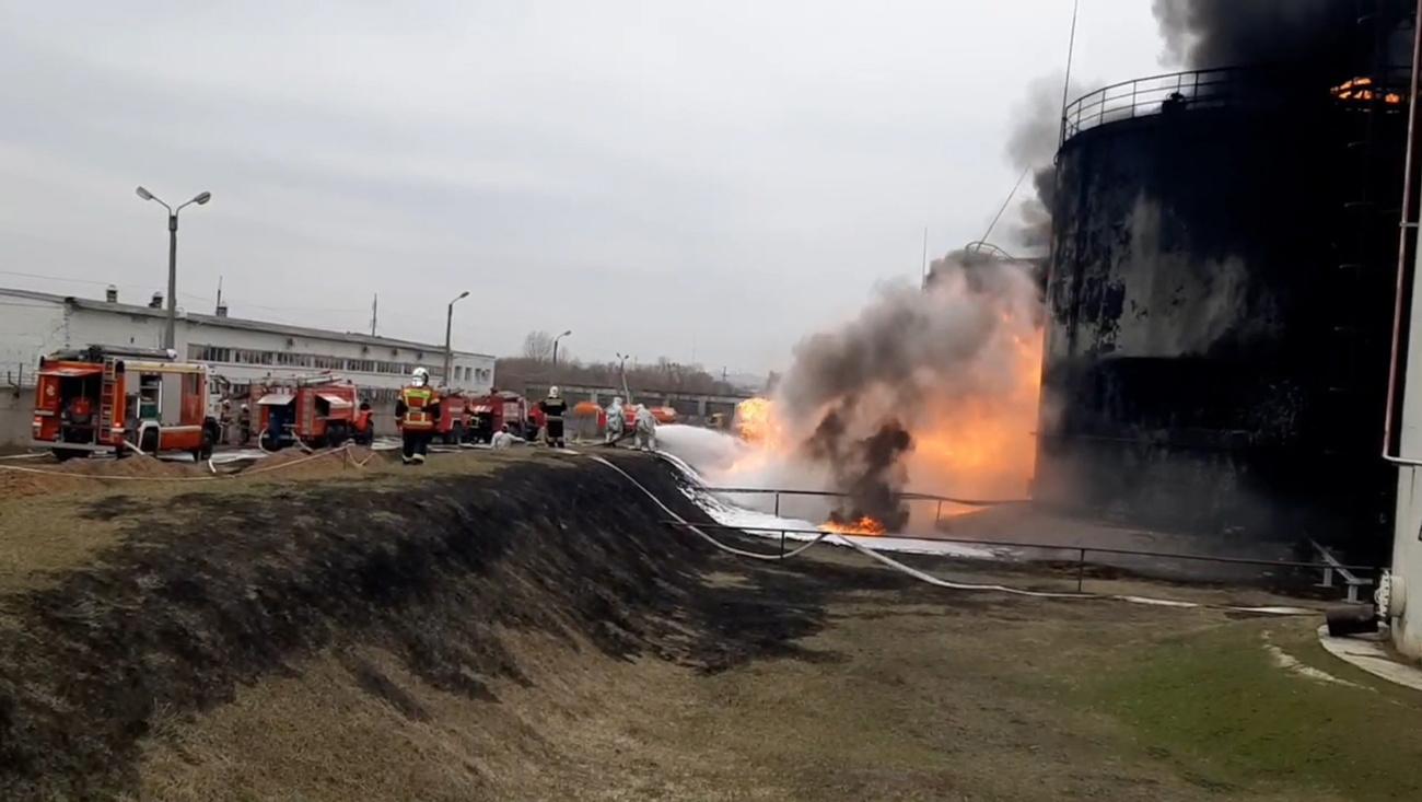Un dépôt de pétrole en feu à Belgorod. [KEYSTONE - EPA/Emercom of Russia press service]