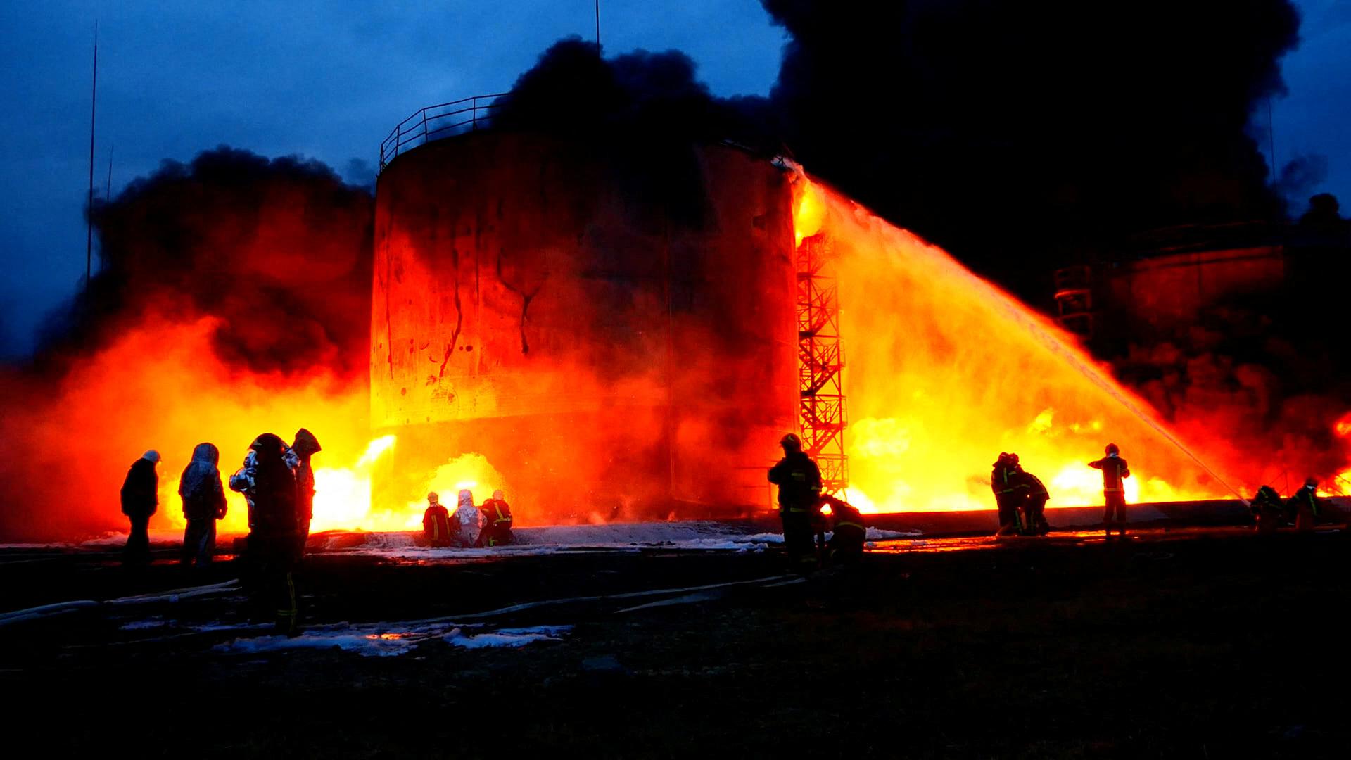 Les pompiers luttent contre l'incendie d'un dépôt de carburants à Lviv. [Reuters - Press service of the State Emergency Service of Ukraine]