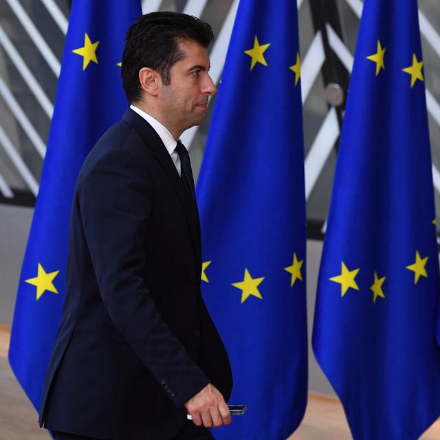 Le Premier ministre bulgare Kiril Petkov arrive en conférence de presse après la réunion des dirigeants de l'UE et des Balkans occidentaux à Bruxelles, le 23 juin 2022. [AFP - John Thys]