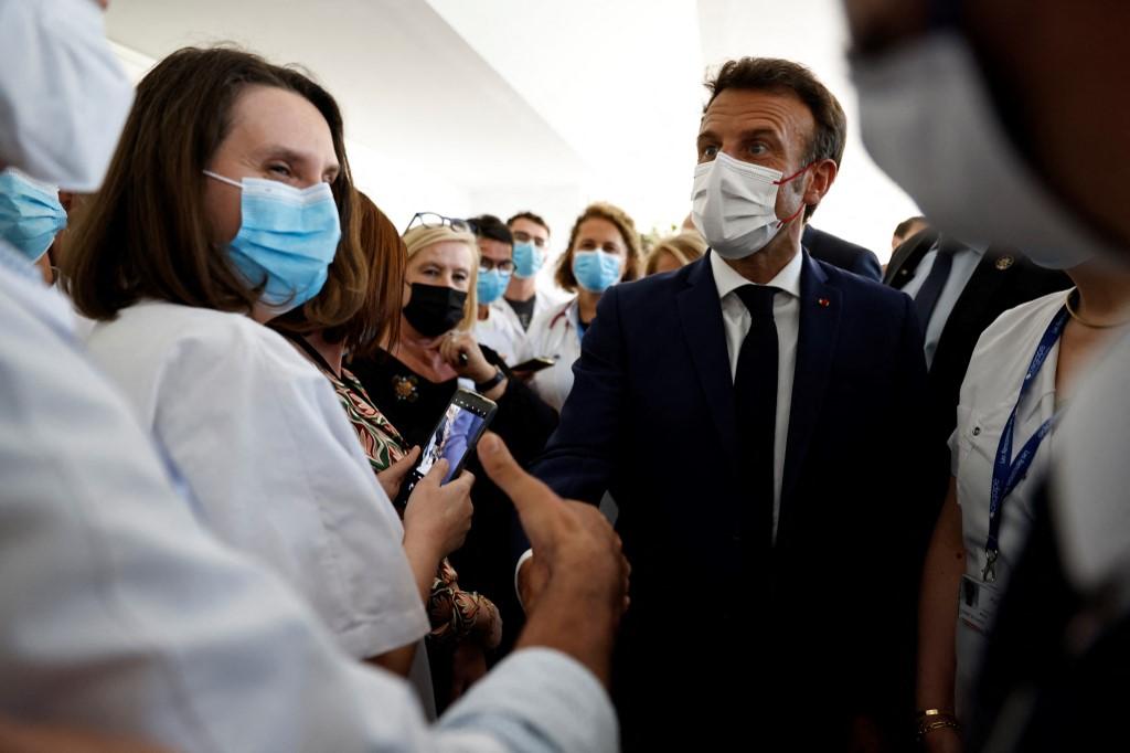 Emmanuel Macron s'est rendu au chevet du système de santé dans un centre hospitalier à Cherbourg. [AFP - Sameer Al-Doumy]