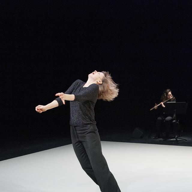 Une photo du spectacle "Giselle..." avec Samantha van Wissen. [Vidy-Lausanne - Dorothée Thébert Filliger]