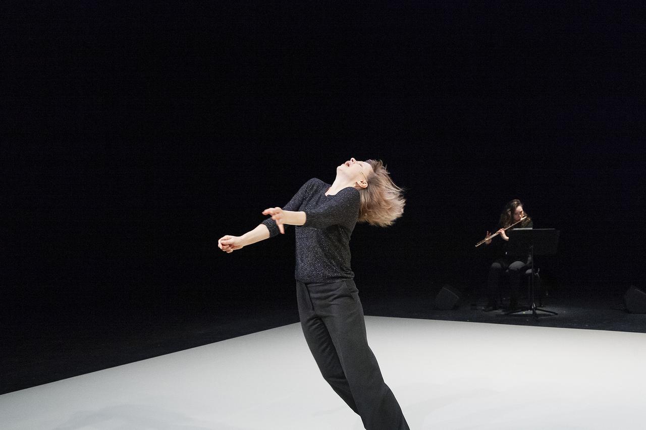 Une photo du spectacle "Giselle..." avec Samantha van Wissen. [Vidy-Lausanne - Dorothée Thébert Filliger]