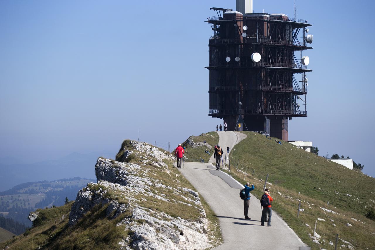 Faute de transports publics satisfaisants, 140'000 voitures montent chaque année au Chasseral. [Keystone - Peter Klaunzer]