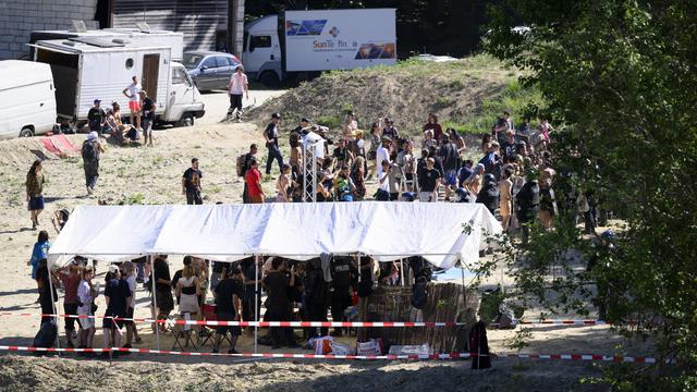 Des centaines de jeunes rassemblés pour une rave sauvage à Montagny (FR). [Keystone - Jean-Christophe Bott]