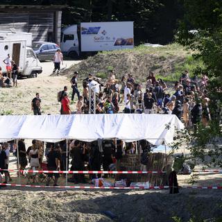 Des centaines de jeunes rassemblés pour une rave sauvage à Montagny (FR). [Keystone - Jean-Christophe Bott]