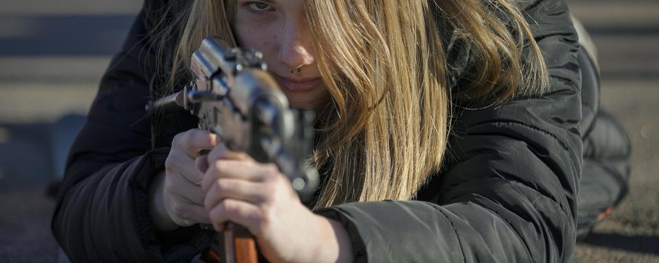 En Ukraine, des femmes aussi prennent les armes pour lutter contre l'envahisseur russe. [Keystone - Vadim Ghirda]