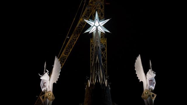 Les deux tours, dédiées aux évangélistes Saint Luc et Saint Marc et coiffées de deux grandes sculptures en forme de taureau et de lion encadrent la tour de la Vierge Marie sur la cathédrale de la Sagrada Familia à Barcelone. [AFP - Adria Puig / Anadolu Agency]