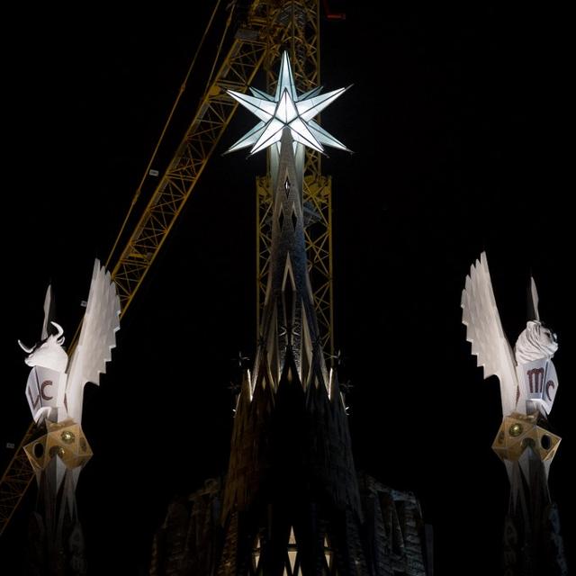 Les deux tours, dédiées aux évangélistes Saint Luc et Saint Marc et coiffées de deux grandes sculptures en forme de taureau et de lion encadrent la tour de la Vierge Marie sur la cathédrale de la Sagrada Familia à Barcelone. [AFP - Adria Puig / Anadolu Agency]