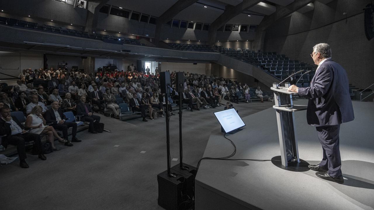 Filippo Lombardi, président de l'OSE, devant le congrès à Lugano, 20.08.2022. [Ti-Press/Keystone - Pablo Gianinazzi]