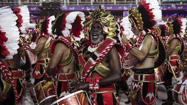 Un interprète de l'école de samba Salgueiro, le samedi 23 avril 2022, à Rio. [AP Photo/KEYSTONE - Bruna Prado]