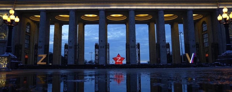 À Moscou, les décorations de noël à l'entrée du fameux parc Gorky ne font pas que des heureux. [Keystone - Alexander Zemlianichenko]