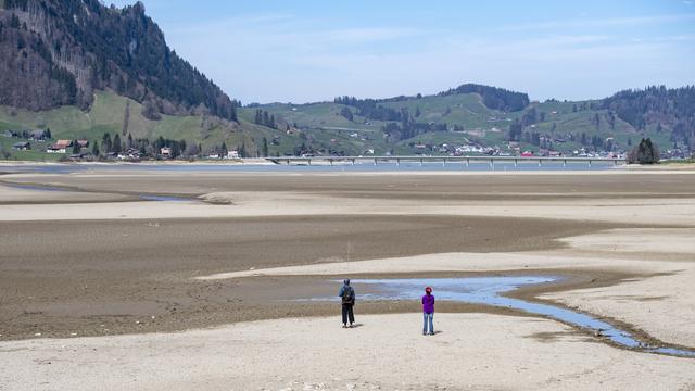 Le lac de Sihl dans le canton de Schwyz, à un niveau exceptionnellement bas, en avril 2020. [Keystone - Urs Flueeler]