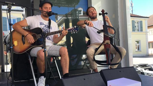 Le rappeur ajoulot Sim'S, accompagné par le violoncelle de Nathan Zürcher.
RTS