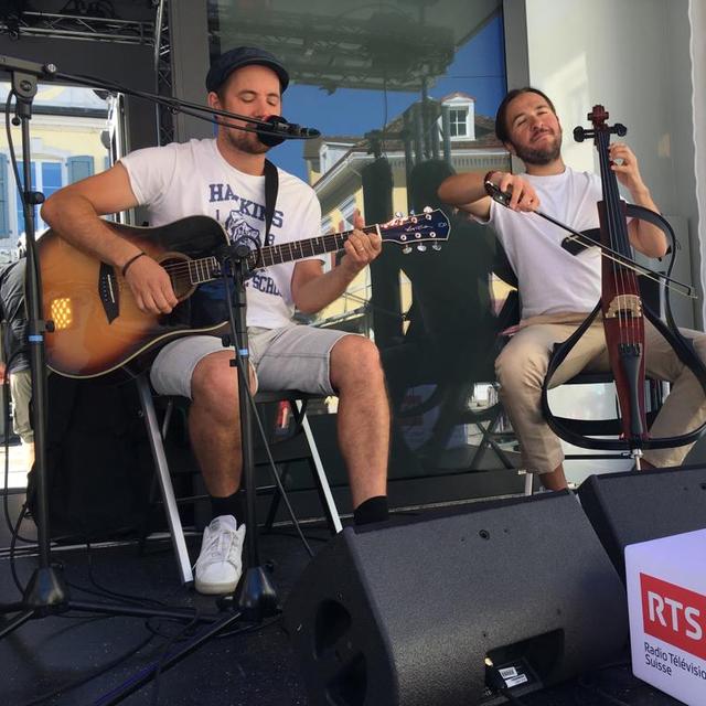 Le rappeur ajoulot Sim'S, accompagné par le violoncelle de Nathan Zürcher.
RTS