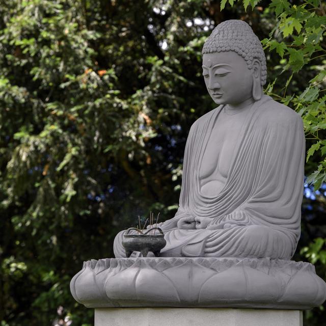 Une statue de Bouddha photographiée lors d'une cérémonie d'ouverture d'un champ de tombes pour bouddhistes au cimetière de Bremgarten à Berne, le jeudi 7 juin 2018. [KEYSTONE - Anthony Anex]