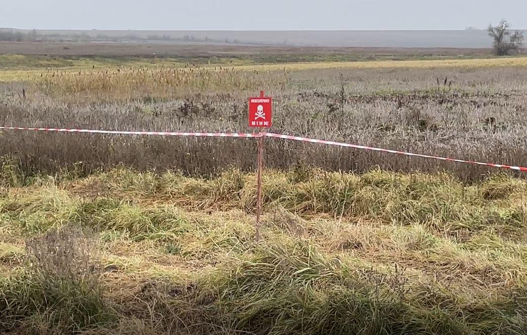 Un panneau avertissant de la présence de mines, près de Kherson. [RTS - Maurine Mercier]